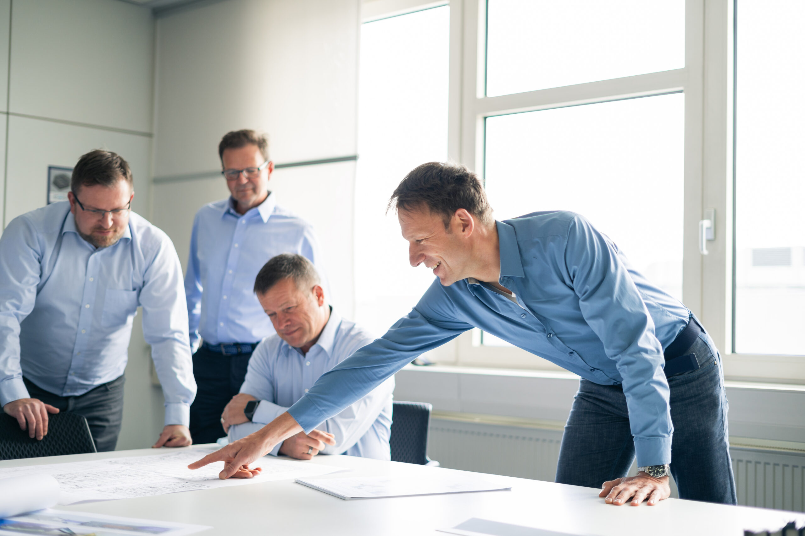 Führungskräfte von schlaeger Kunststofftechnik GmbH bei der Arbeit